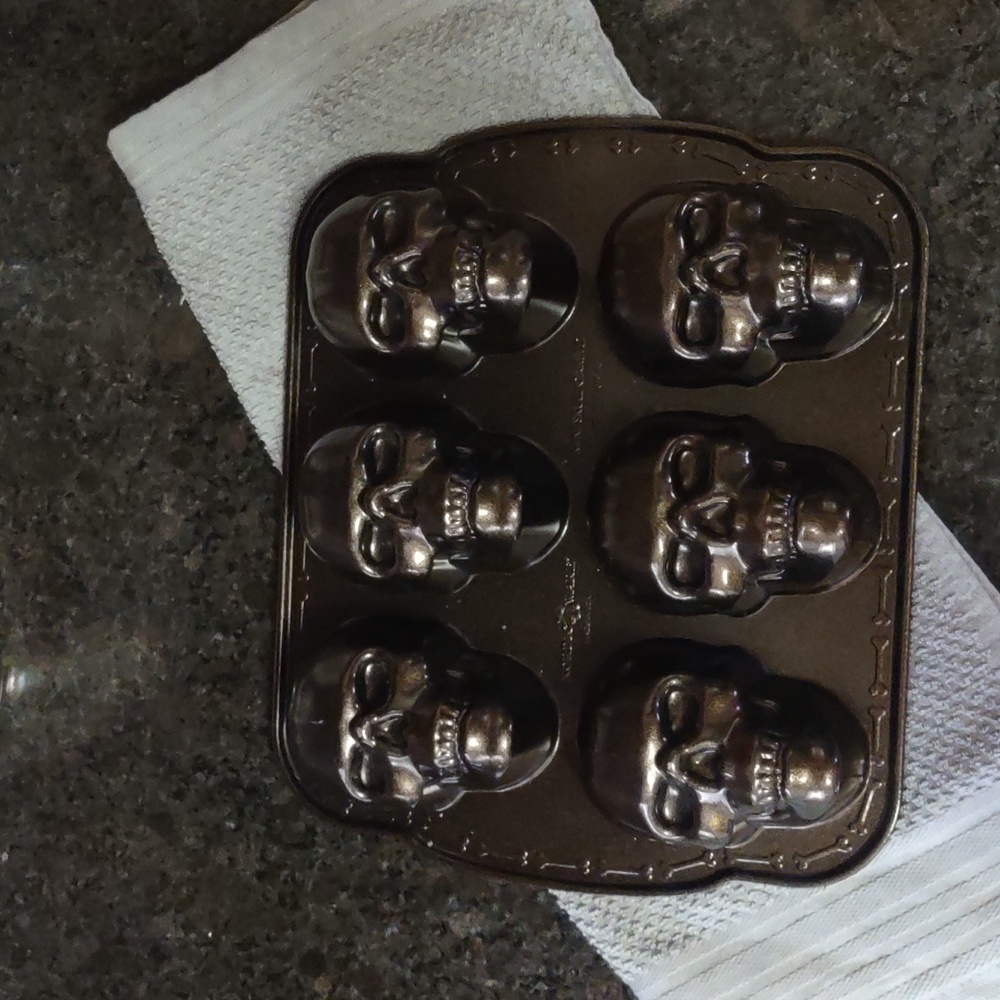 Nordic Ware Skull Cakelet Pan - Black